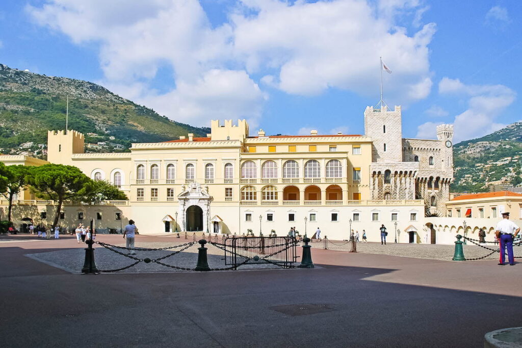 der palais princier thront auf dem felsen „le rocher“ in der altstadt von monaco und ist die offizielle residenz des fürsten von monaco