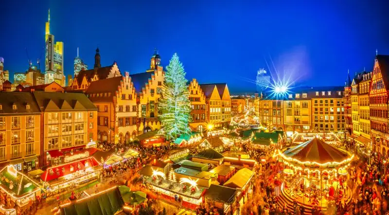 2623afbe christmas market and lights in milan