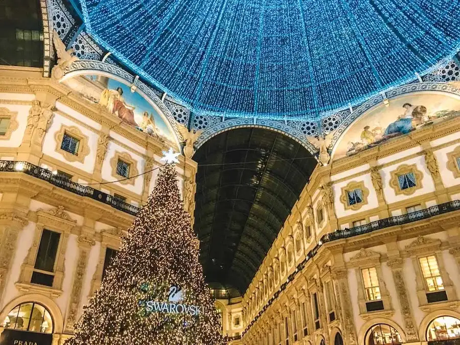 e166d727 christmas decorations and lights in milan