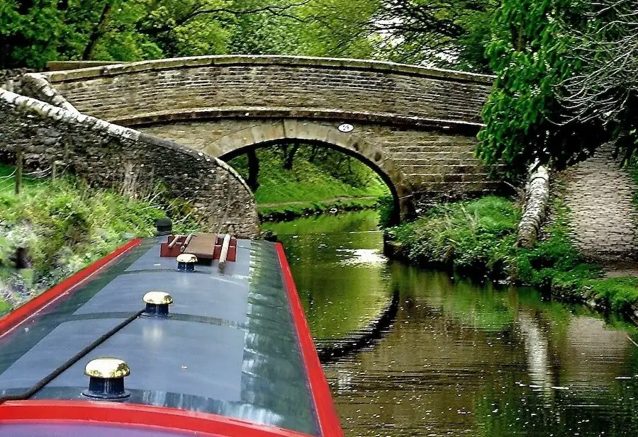 f98e2825 snake bridge on the macclesfield canal england 3