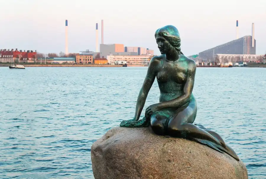 the little mermaid statue